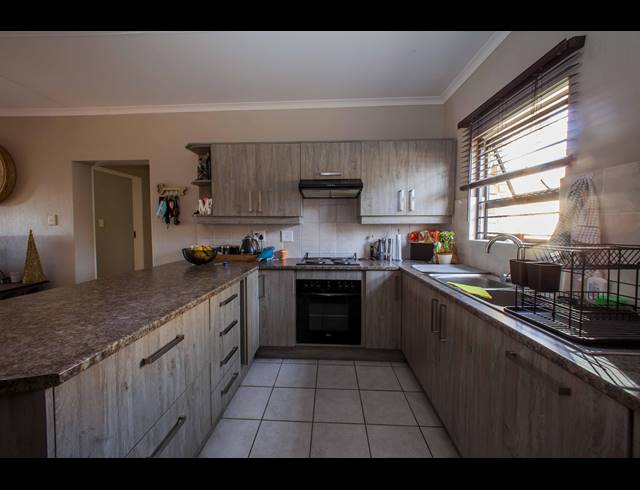 2 BEDROOM SECTIONAL TITLE TO LET IN WILGEHEUWEL